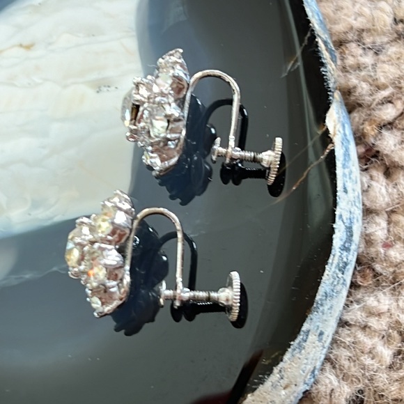 Vintage rhinestone earrings.  Clusters.  Screw backs for non pierced wears. - Picture 11 of 15